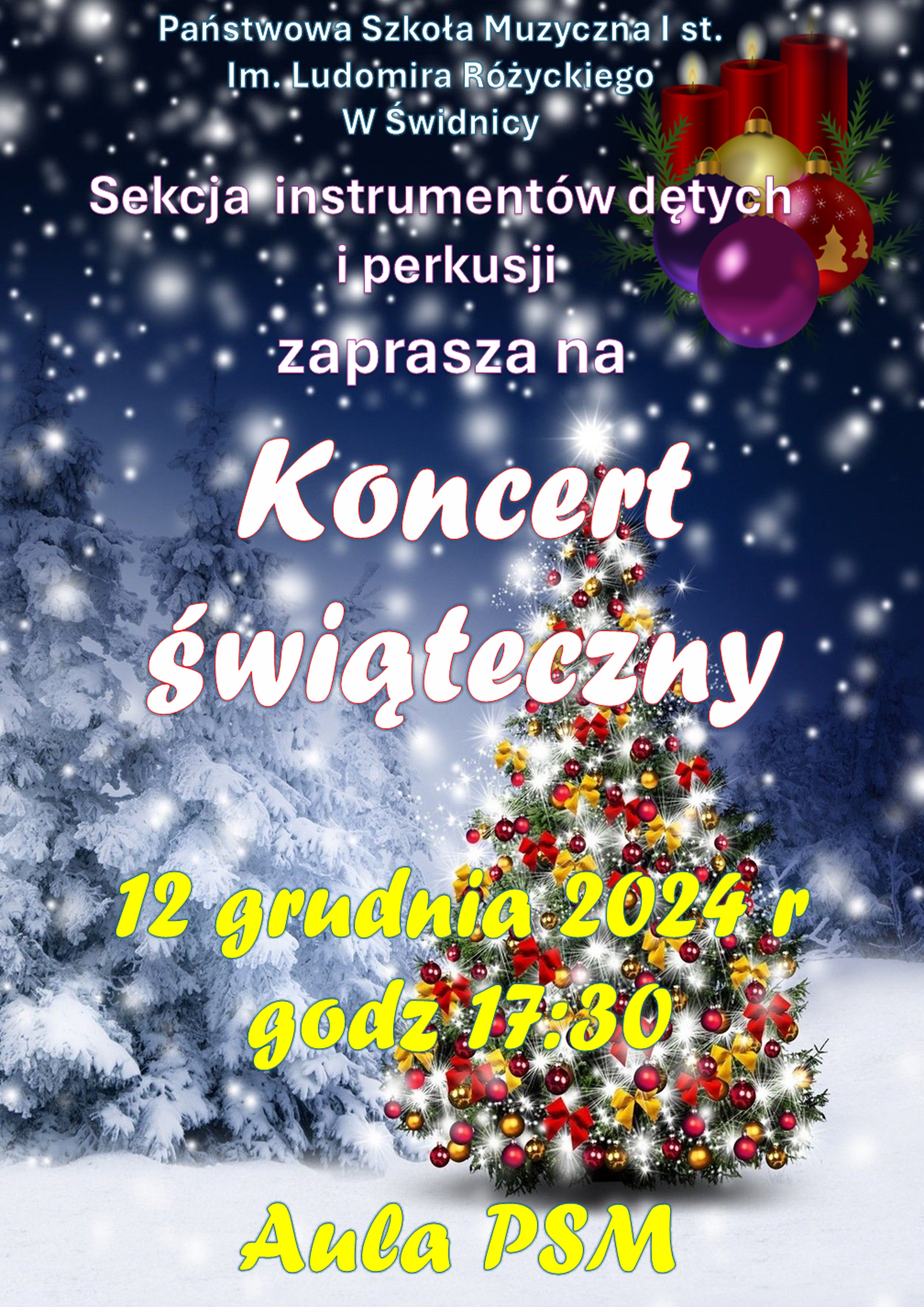 Na tle choinek pokrytych śniegiem i udekorowanej bombkami chionki napisy informujące o koncercie świątecznym w kolorze białym i żółtym . Na na górze po prawej ikona strika świątecznego z elemanti czerwonych świec.