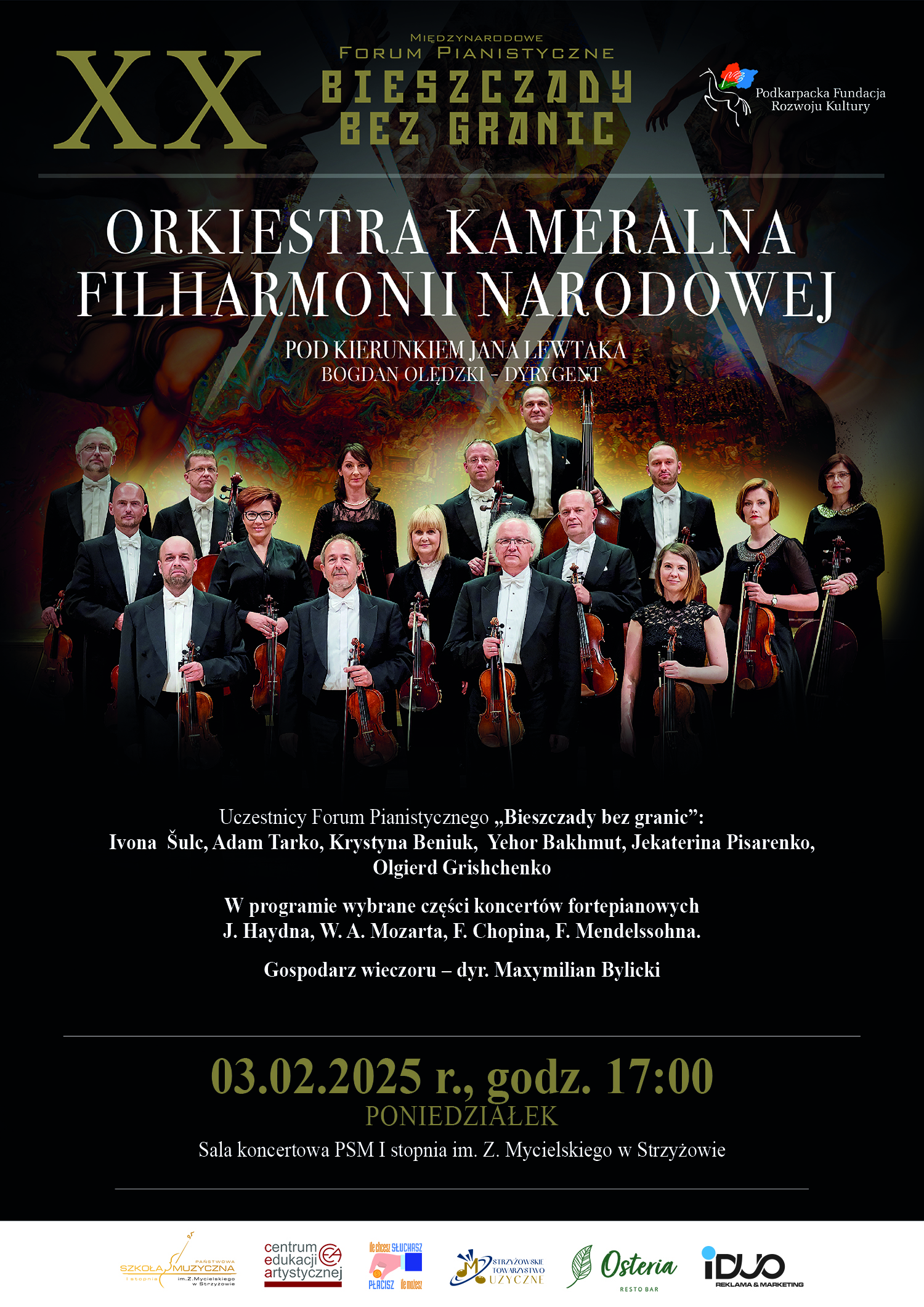 Plakat przedstawia grupowe zdjęcie muzyków Orkiestry Kameralnej Filharmonii Narodowej: ubrani są w galowe stroje, stoją przodem i trzymają swoje instrumenty. Nad zdjęciem duży, biały napis „Orkiestra Kameralna Filharmonii Narodowej” z informacją o dyrygencie i kierowniku orkiestry. Na górze logo XX Międzynarodowego Forum Pianistycznego oraz logo Podkarpackiej Fundacji Rozwoju Kultury. Pod zdjęciem informacje o wykonawcach, programie, dacie i godzinie koncertu – na czarnym tle. Dół plakatu to biały pasek z logotypami partnerów wydarzenia.