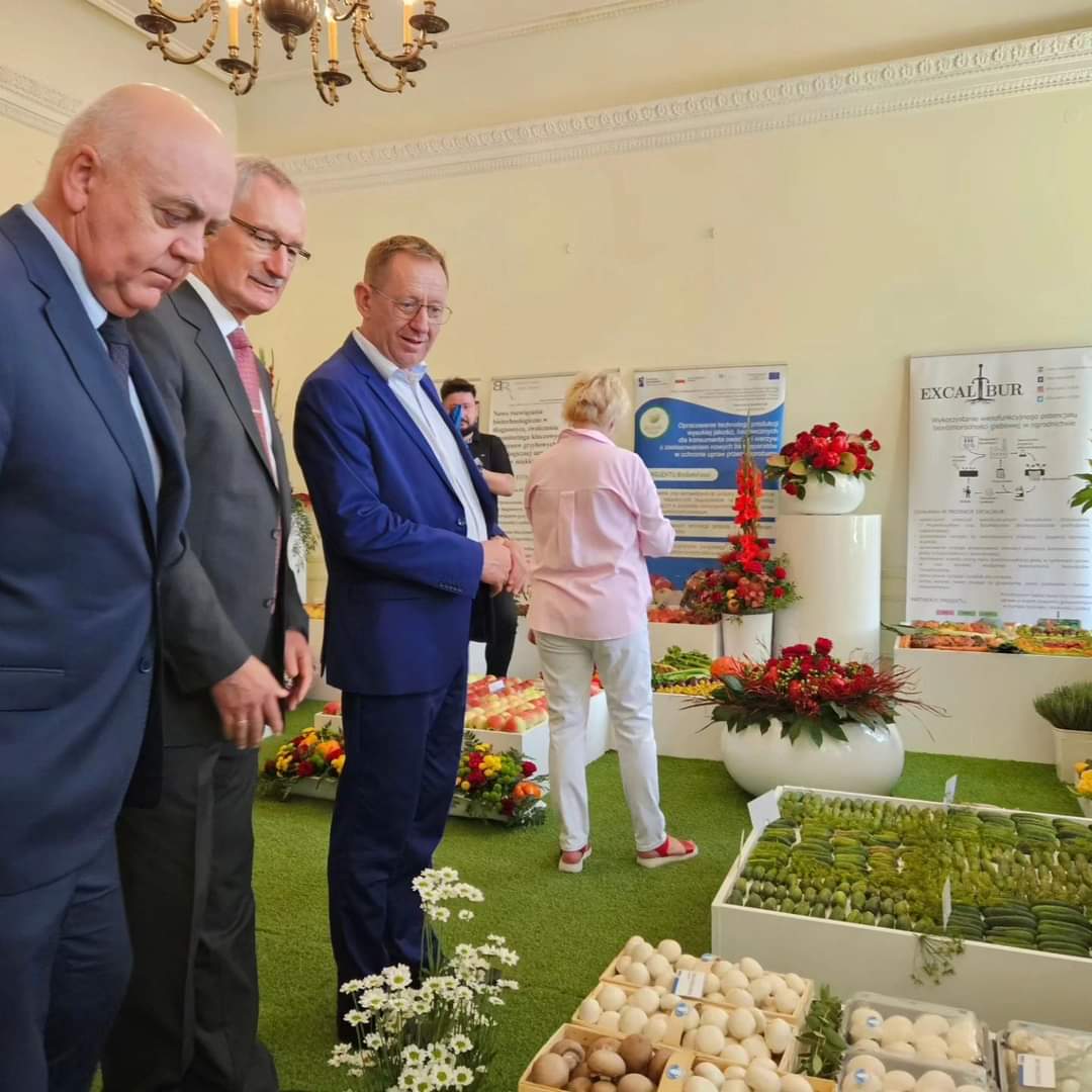 Minister Robert Telus ogląda stoiska z owocami i warzywami