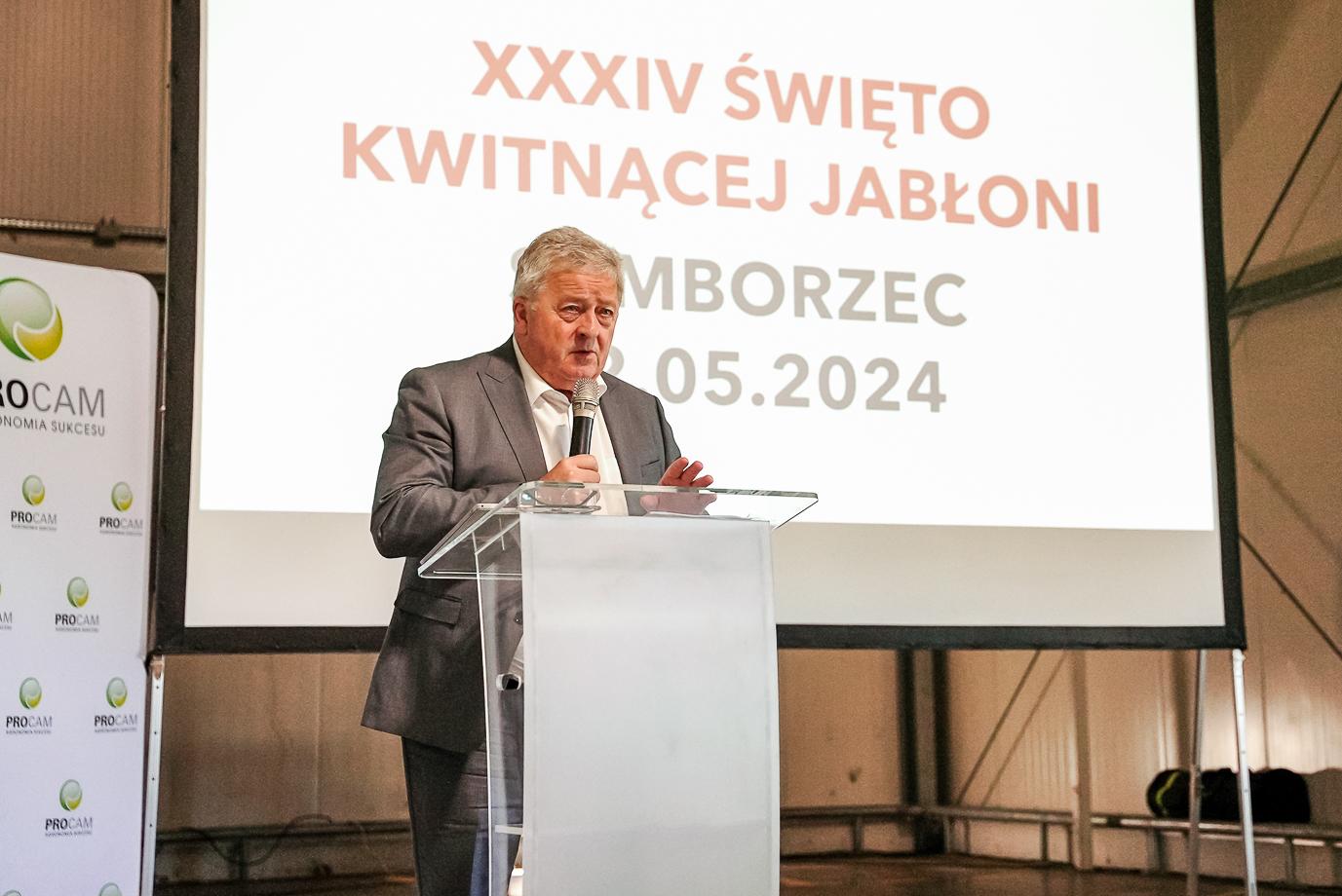 Minister Czesław Siekierski przemawia podczas XXXIV Święta Kwitnącej Jabłoni (fot. MRiRW)