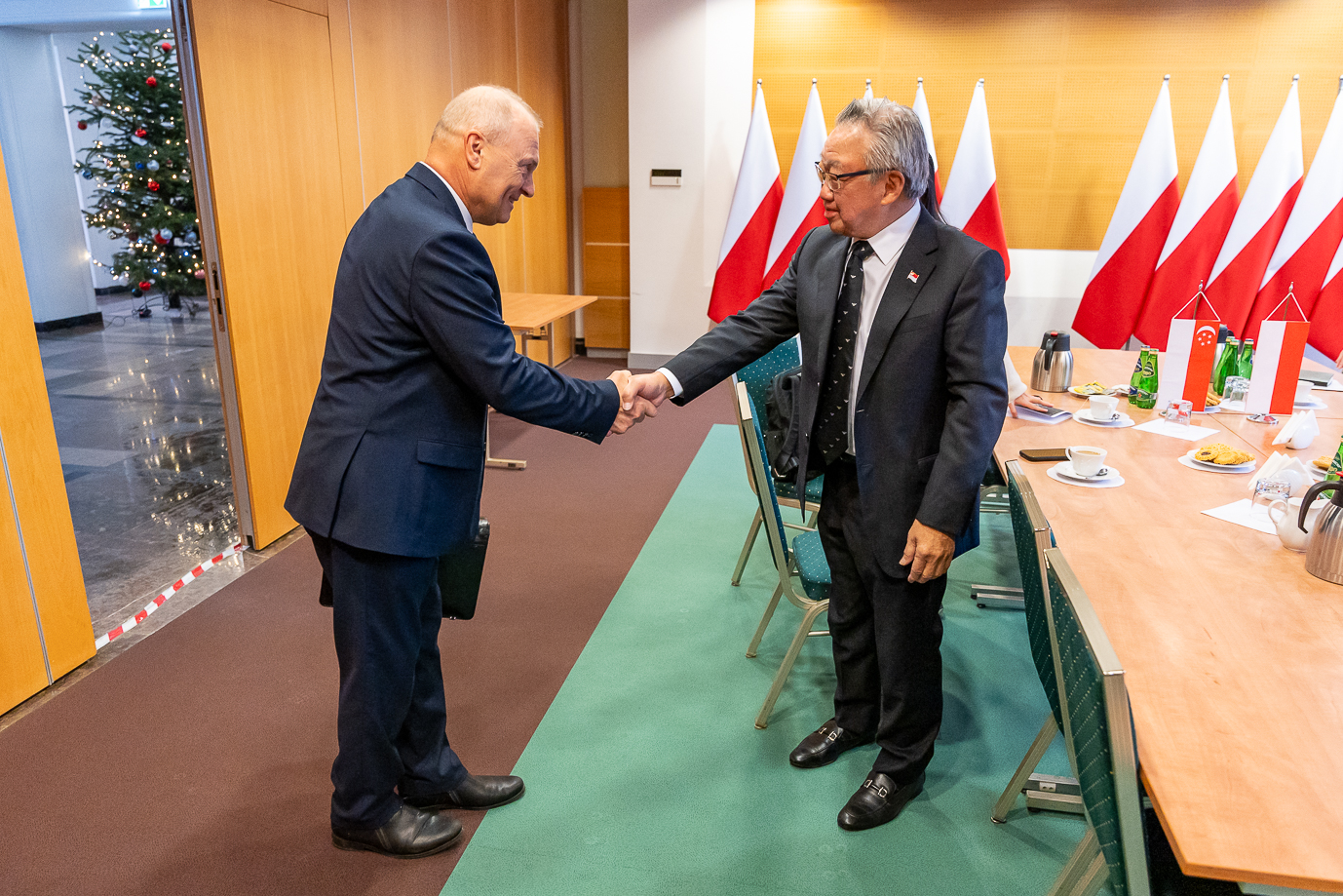 Wiceminister Lech Kołakowski wita ambasadora Singapuru Loo Choon Yonga podczas jego wizyty w ministerstwie (fot. MRiRW)