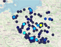 Mapa przedstawia mapę Polski i okolic z zaznaczonymi lokalizacjami, z których łączyli się uczestnicy webinarium. Najwięcej uczestników łączyło się z największych miast.