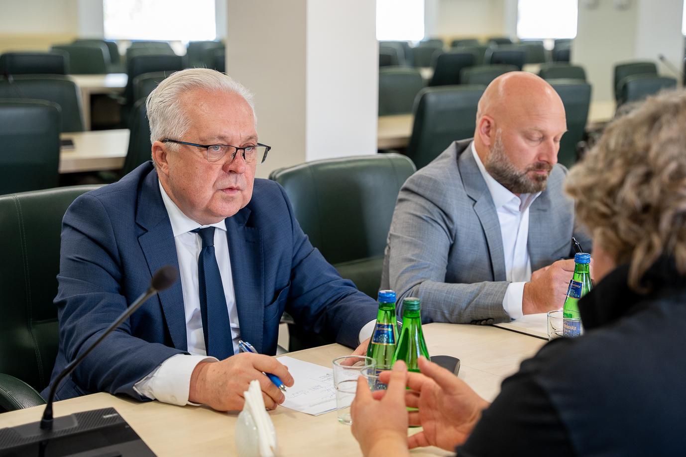 Wiceminister Jacek Czerniak rozmawia z członkami Stowarzyszenia Producentów Ryb Łososiowatych (fot. MRiRW)