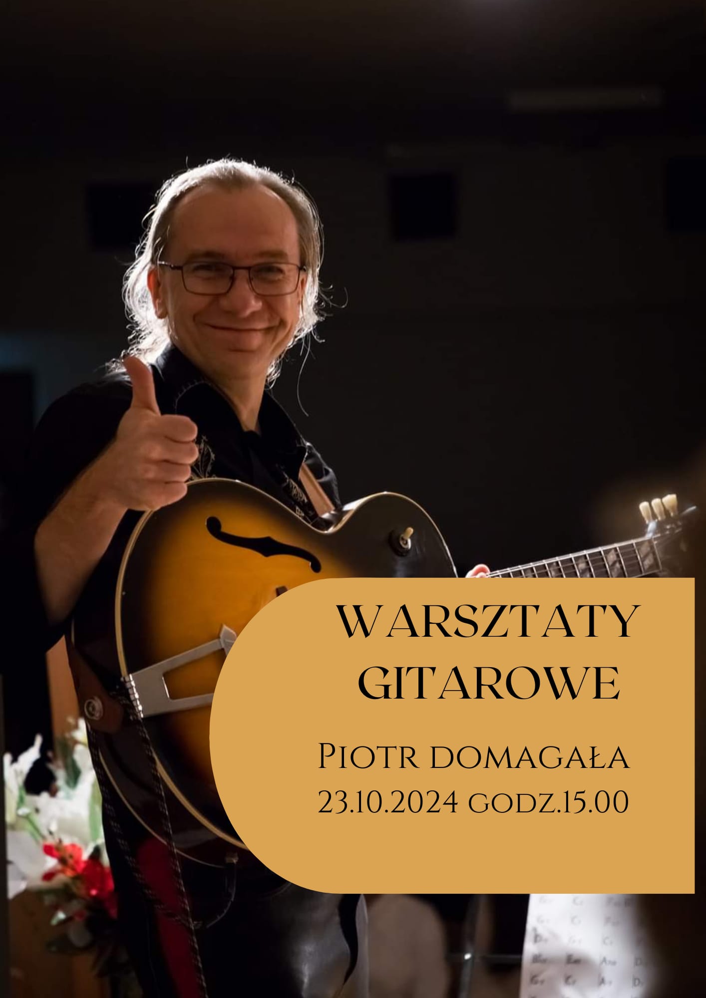 Plakat na tle zdjęcia gitarzysty i napisem WARSZTATY GITAROWE PIOTR DOMAGAŁA 23.10.2024 godz. 15:00