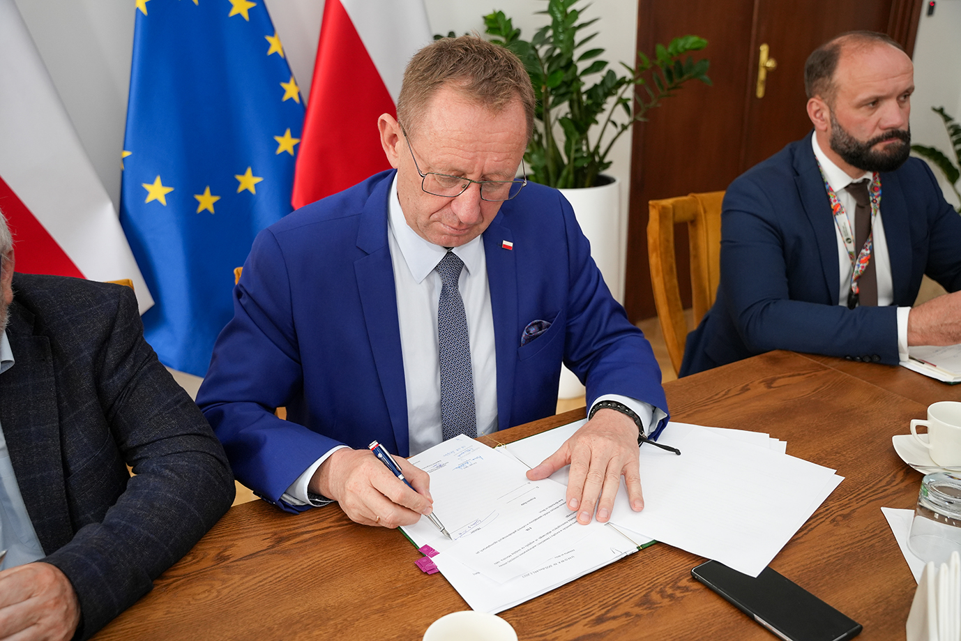 Podpisanie umowy udzielenia dofinansowania organizacjom rolniczym na działalność unijną (fot. MRiRW)