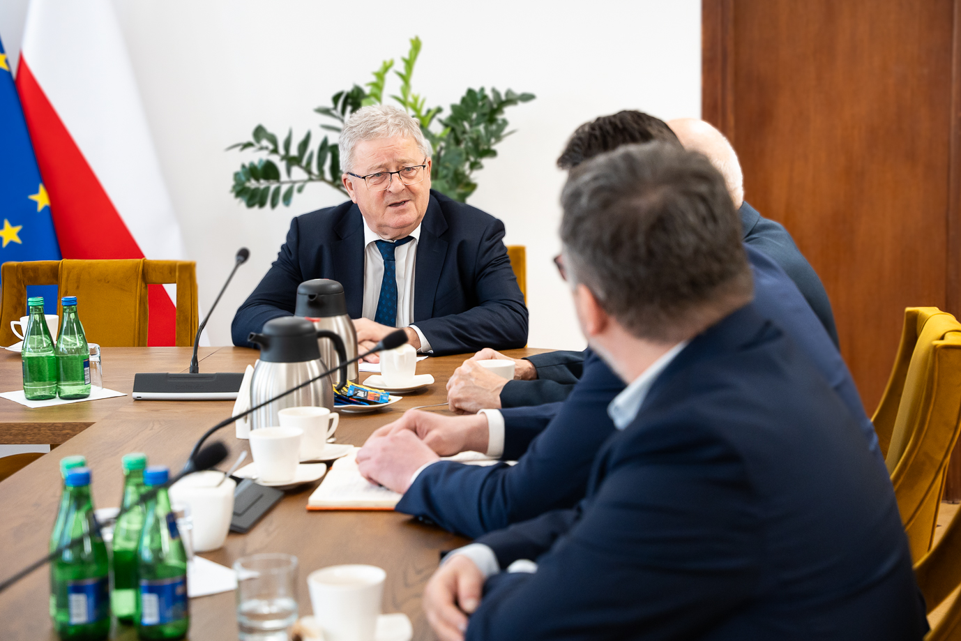 Minister Czesław Siekierski rozmawia z przedstawicielami PZPRZ (fot. MRiRW)