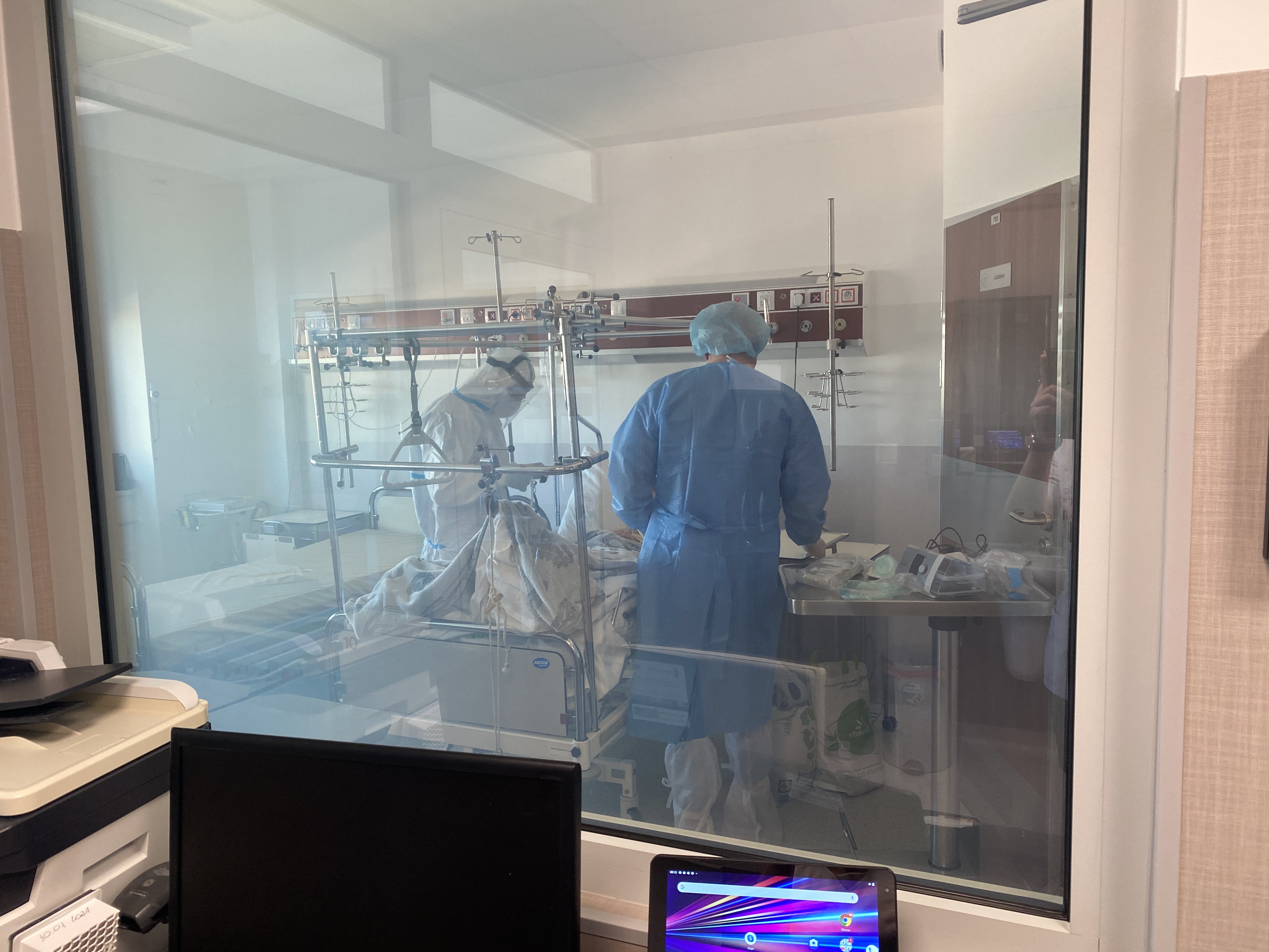 Intensive surveillance room. Thanks to the glass wall from the nursing point, it was possible to observe patients undergoing treatment according to the developed procedures and regimens for treating respiratory failure in the course of COVID-19 with the use of CPAP and / or BiPAP pumps.