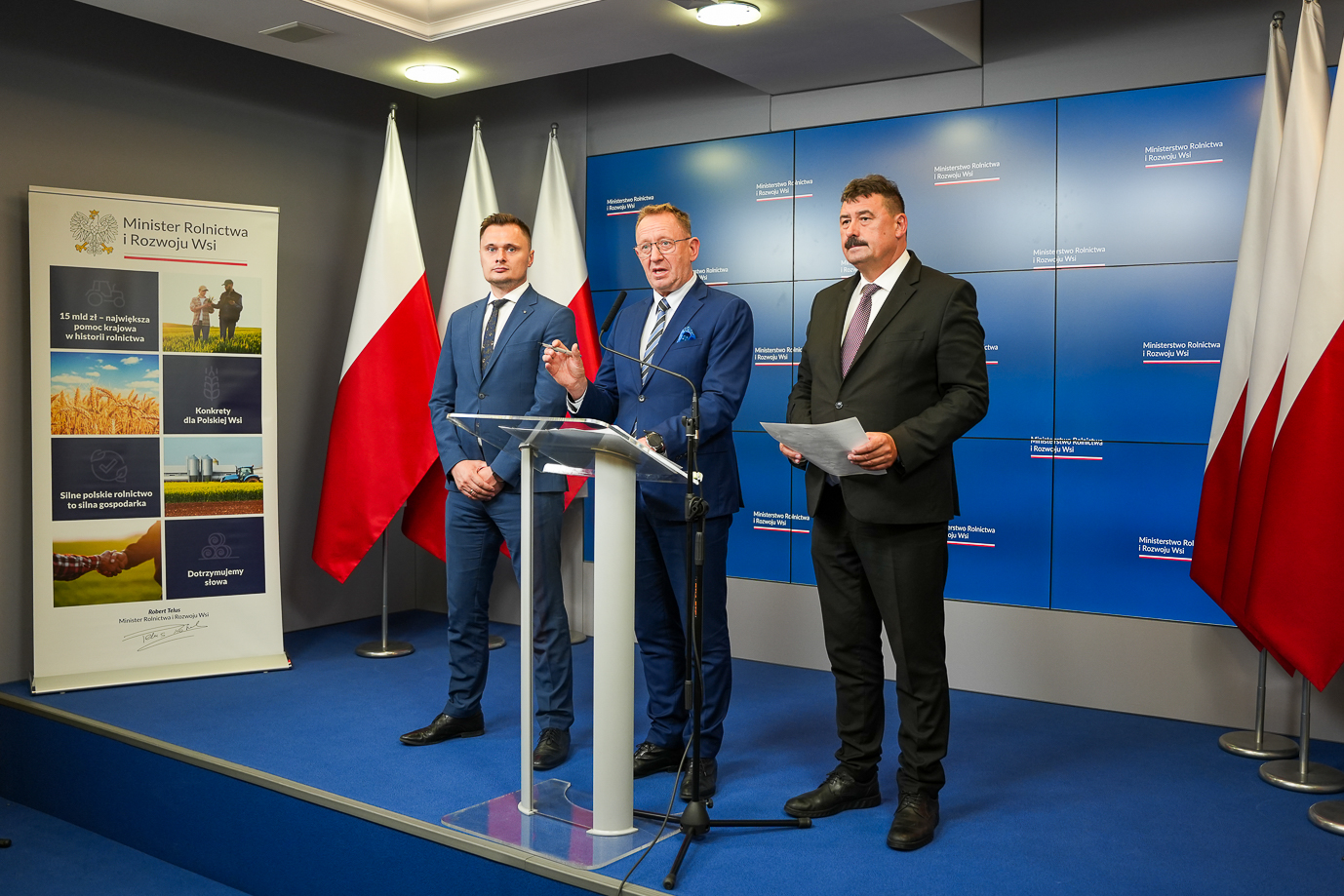 Konferencja prasowa z udziałem ministra Roberta Telusa oraz wiceministrów Ryszarda Bartosika i Krzysztofa Ciecióry (fot. MRiRW)