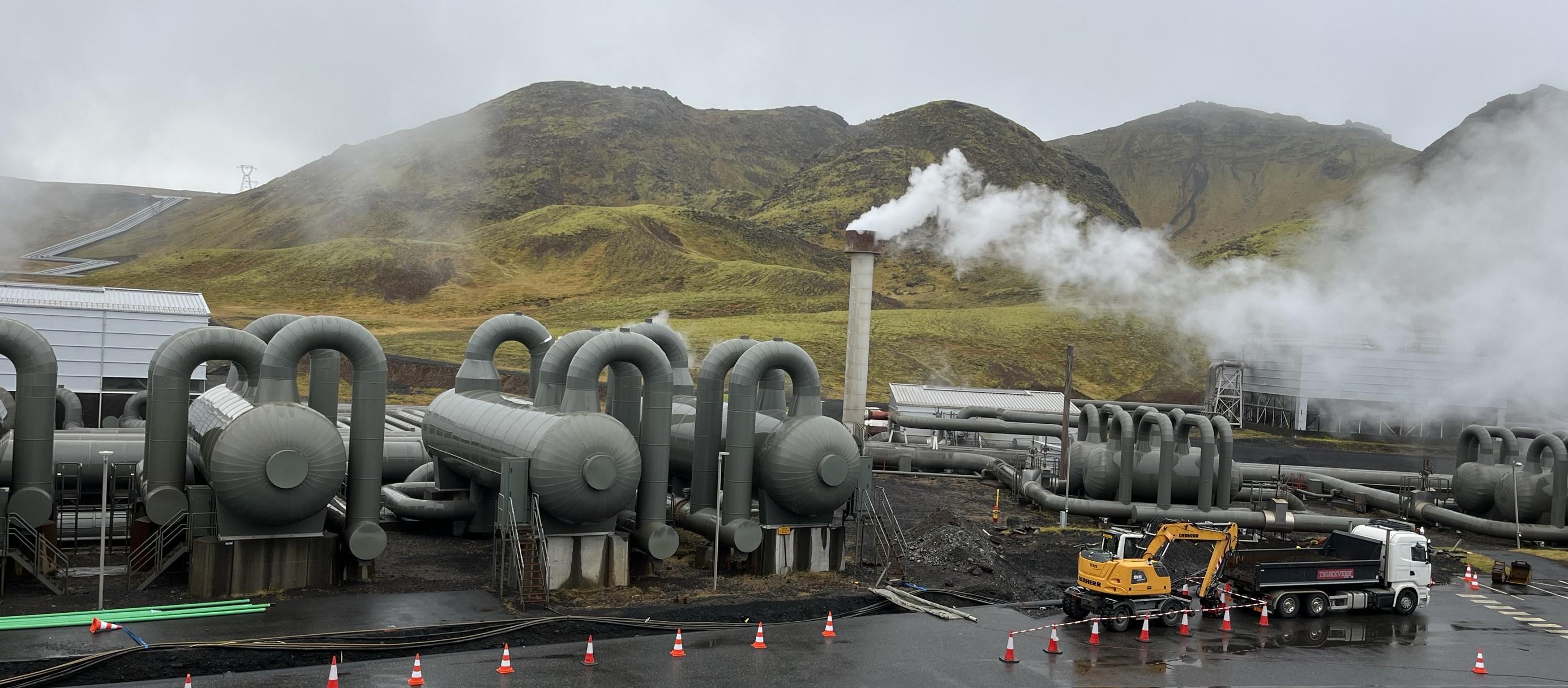 Zdjęcie przedstawia element instalacji geotermalnej na Islandii