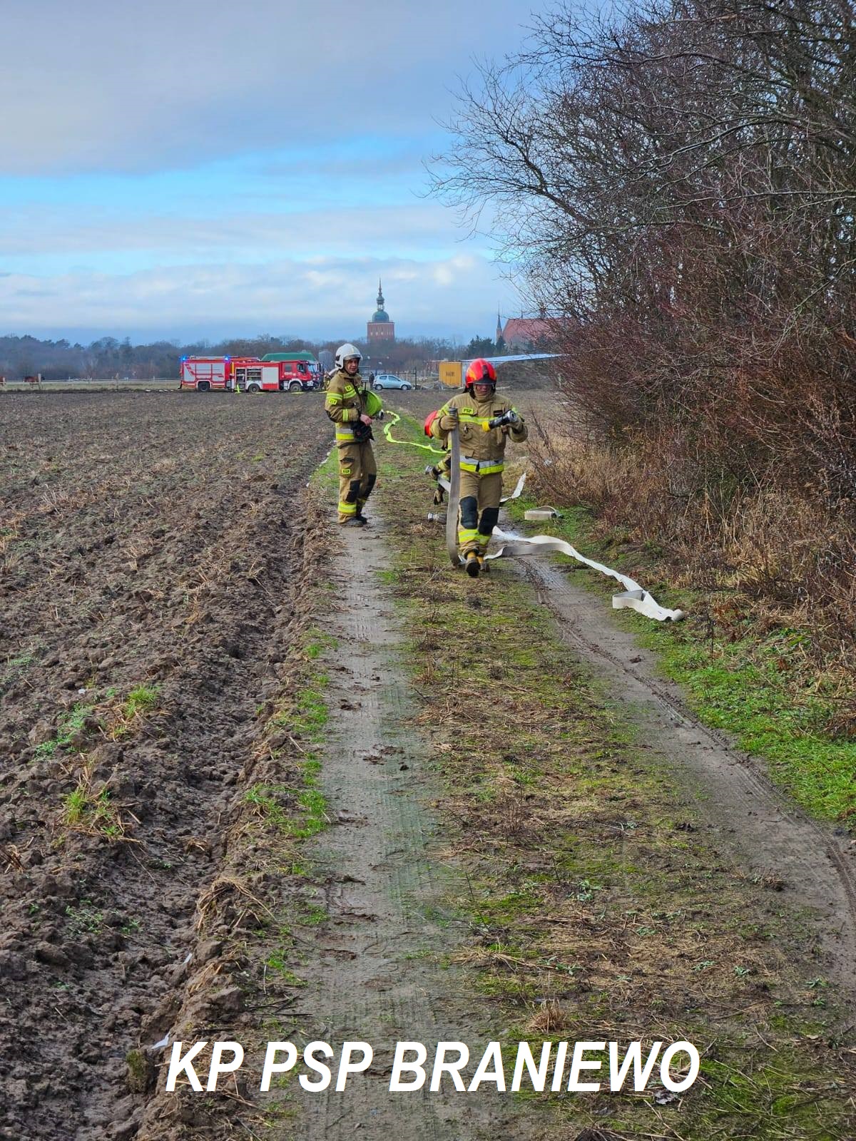 Pożar altany. Utrudniony dojazd strażaków na miejsce. 