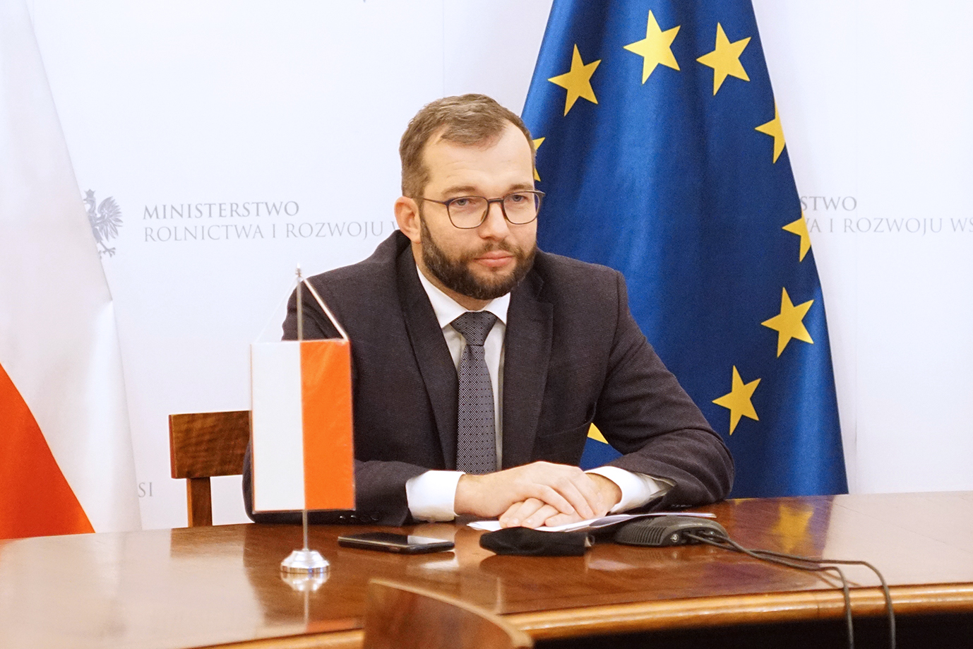 Min. Grzegorz Puda podczas telerozmowy