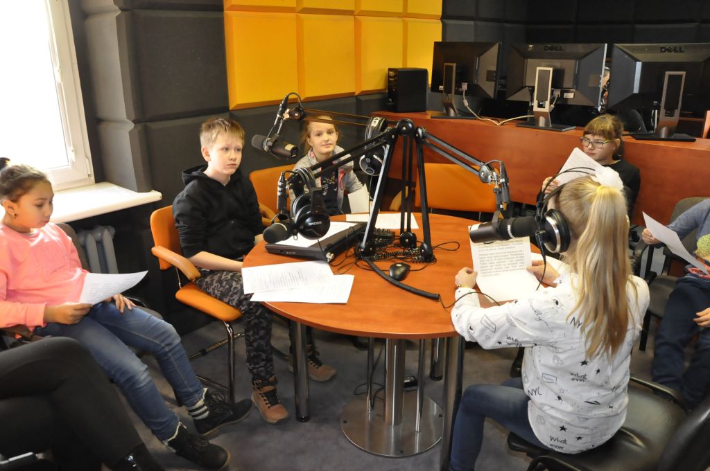 Młodzież podczas warsztatu radiowego