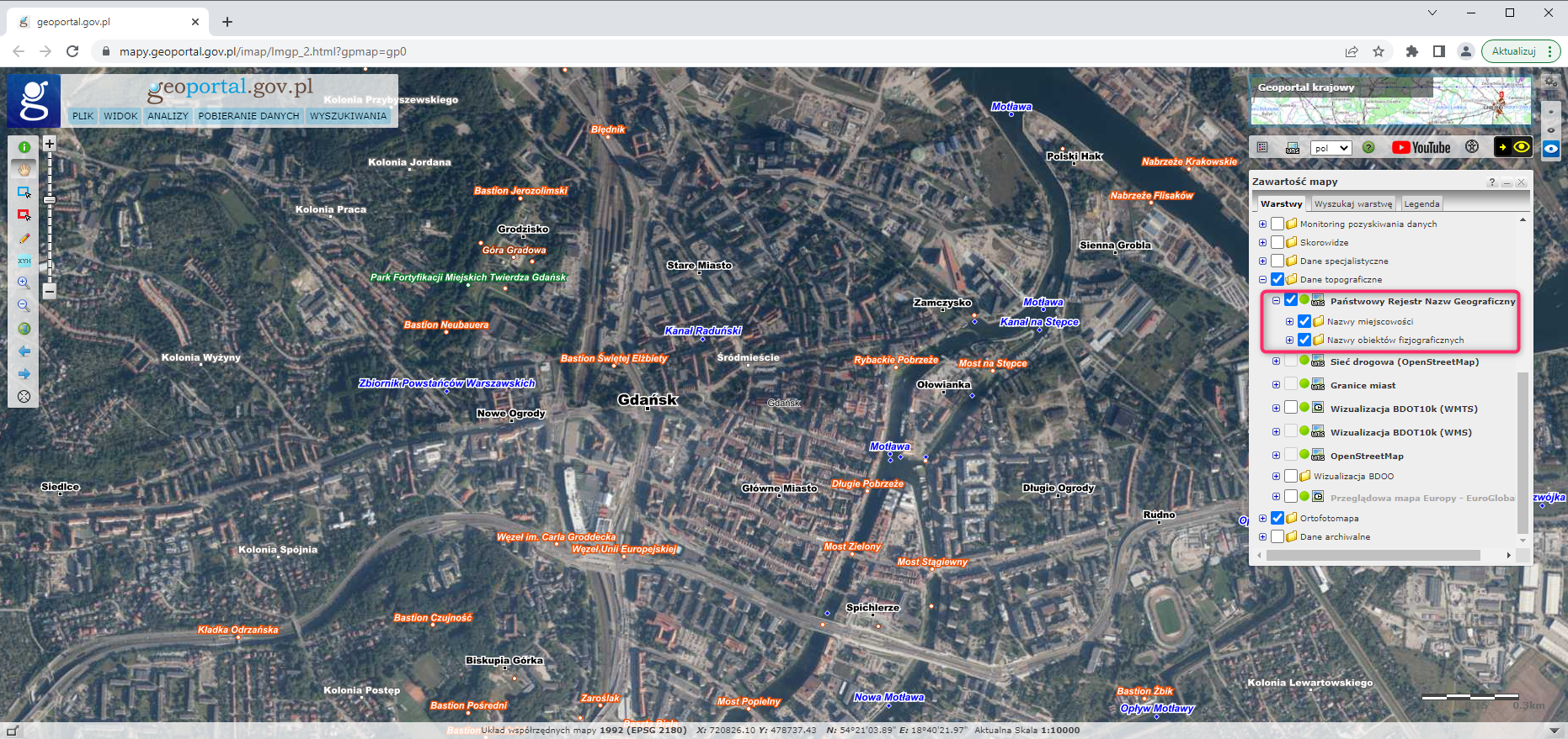 Ilustracja przedstawiająca zrzut ekranu z serwisu www.geoportal.gov.pl z uruchomioną usługą przeglądania danych państwowego rejestru nazw geograficznych oraz ortofotomapy na obszarze miasta Gdańsk.