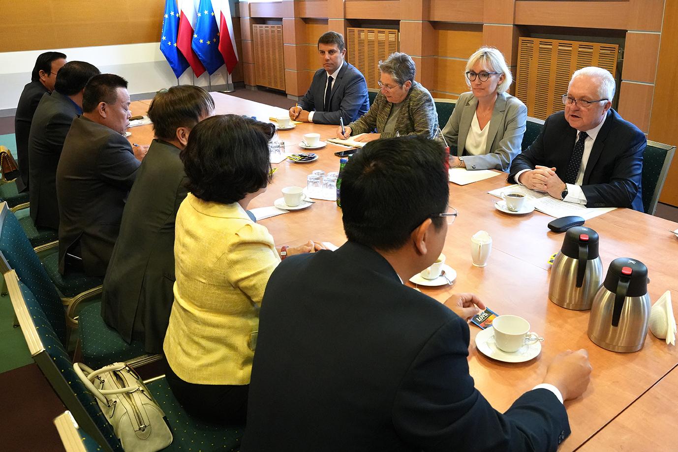 Przewodniczący polskiej delegacji wiceminister Czerniak podczas na spotkaniu z delegacją Wietnamu (fot. MRiRW)