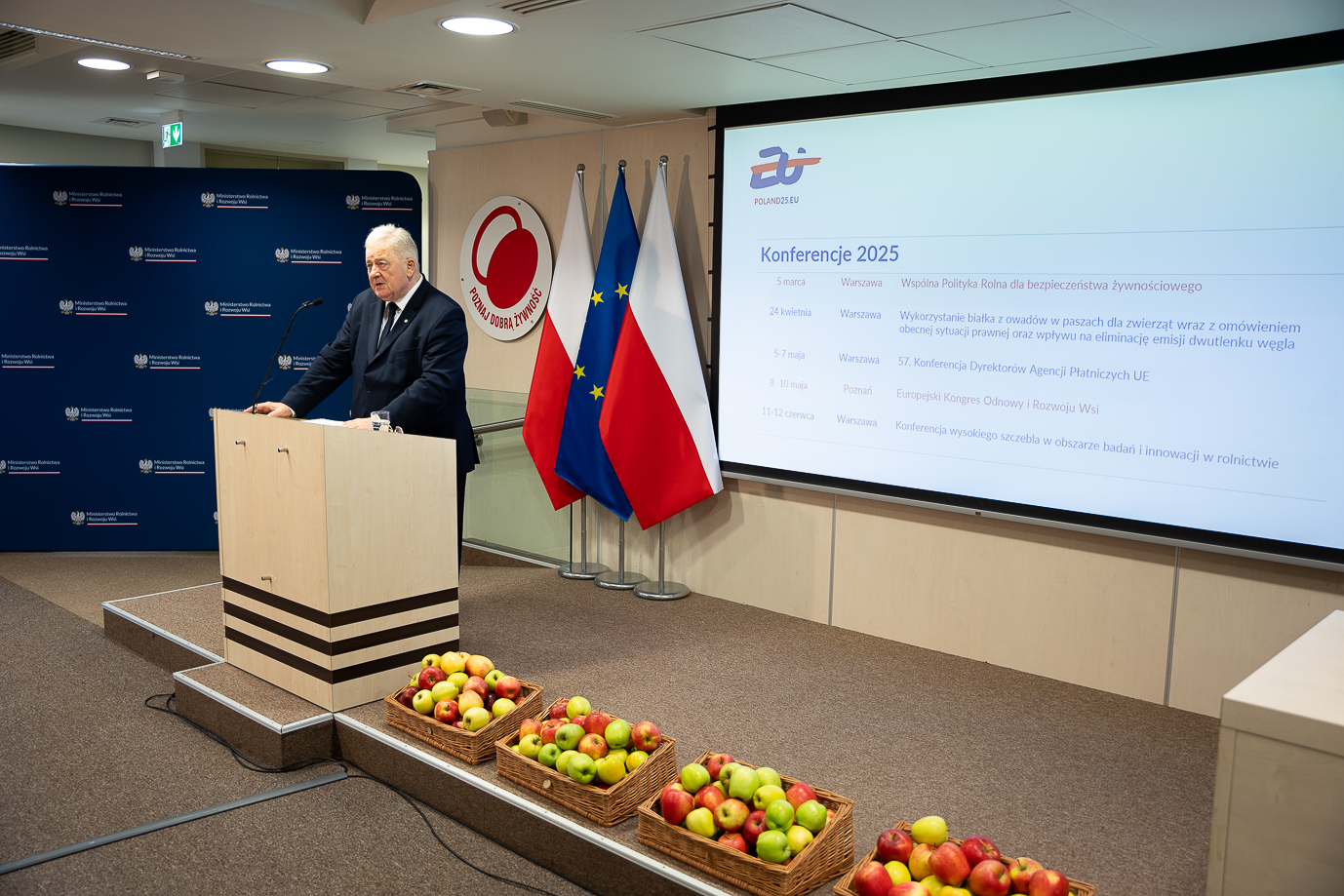 Minister Czesław Siekierski podczas konferencji prezentującej symbol polskiej prezydencji - jabłko (fot. MRiRW)