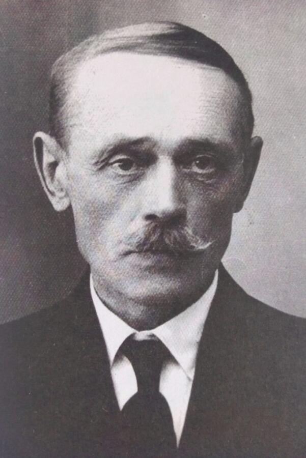 Dyrektor Szkoły w latach 1904-1945 Ludwik Wawrzynowicz