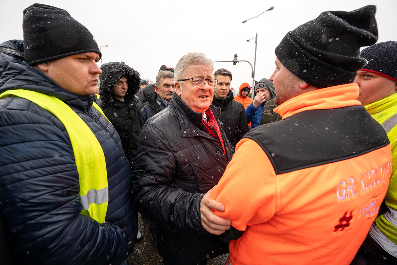 Protestujący rolnicy podczas rozmowy z ministrem Czesławem Siekierskim (fot. MRiRW)