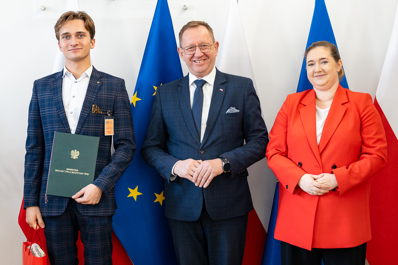 Minister Robert Telus (w środku) i wiceminister Anna Gembicka (z prawej) wręczają podziękowania członkom I kadencji Rady Młodych Rolników (fot. MRiRW)