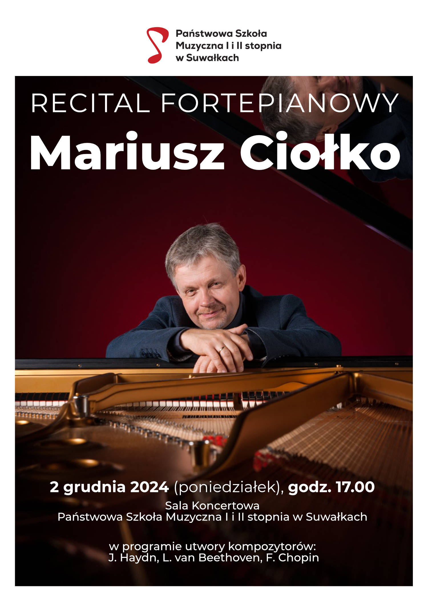 Plakat zapowiadający recital fortepianowy Mariusza Ciołko. Wydarzenie odbędzie się 2 grudnia 2024 roku (poniedziałek) o godzinie 17:00 w Sali Koncertowej Państwowej Szkoły Muzycznej I i II stopnia w Suwałkach. Na zdjęciu widoczny pianista pochylony nad fortepianem na tle czerwonej ściany. W programie utwory J. Haydna, L. van Beethovena i F. Chopina.