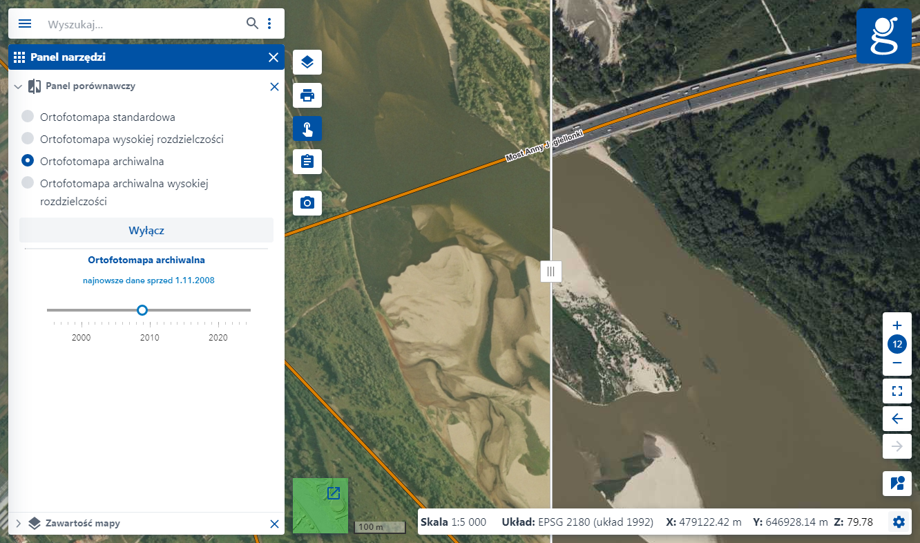 Ilustracja przedstawia widok interfejsu geoportalu z włączonym narzędziem Panel porównawczy. Widoczny pasek czasu do wyboru danych historycznych.
