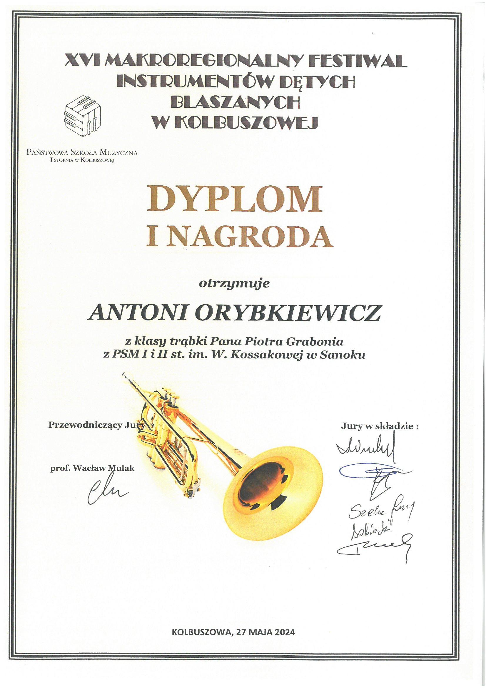 Dyplom - Makroregionalny Festiwal Instrumentów Dętych Blaszanych w Kolbuszowej - Antoni Orybkiewicz 1 nagroda. Białe tło, czarne litery, na środku zdjęcie trąbki.