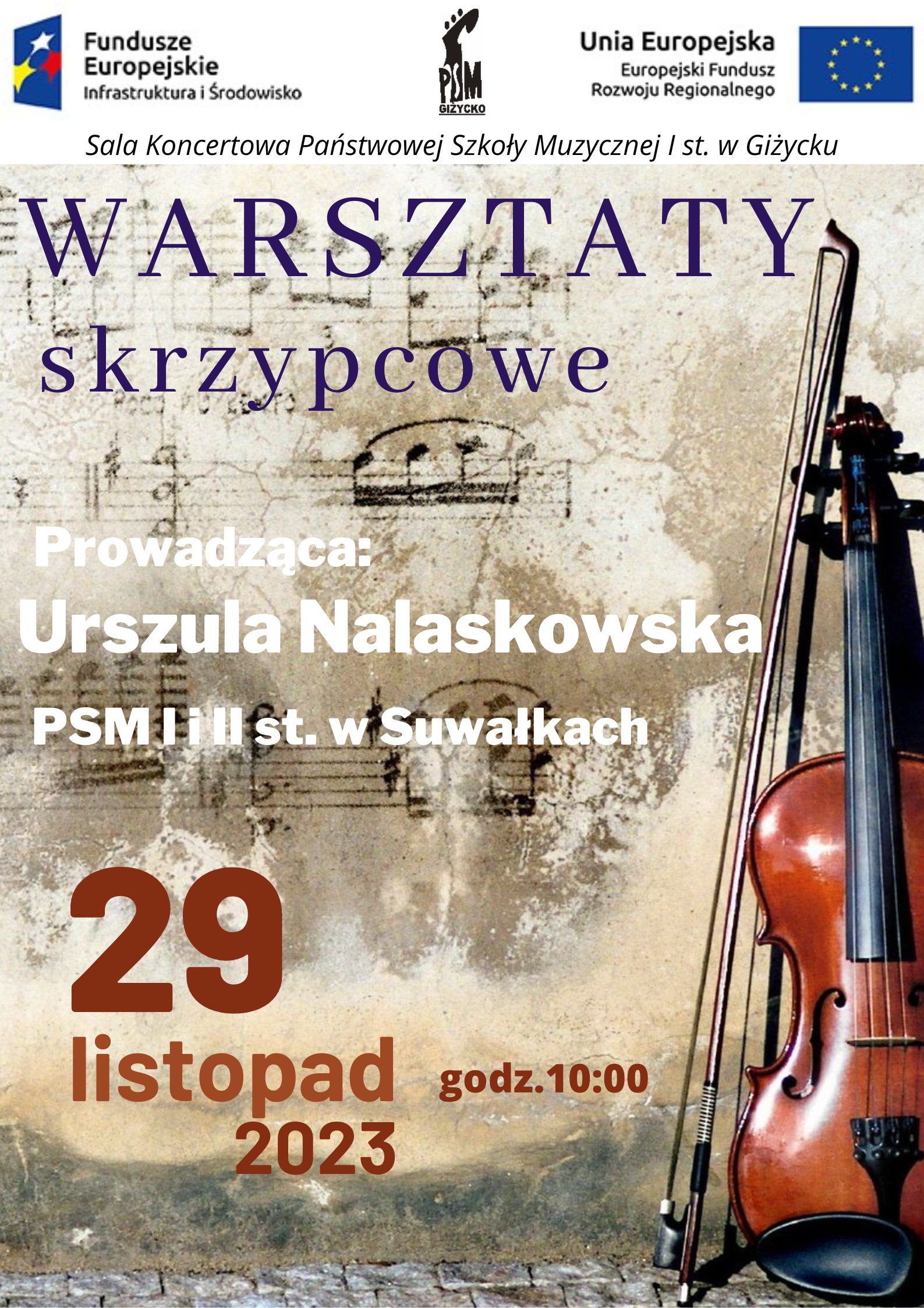 Plakat w pionie informujący o warsztatach skrzypcowych, które odbędą się 29.11.2023 o godz. 17.00. Głównym tłem plakatu są skrzypce oparte o stary mur, na którym widać wyblakłą pięciolinię. Po środku plakatu imię i nazwisko prowadzącej warsztaty p. Urszula Nalaskowska. U góry plakatu od lewej strony logo Funduszy Europejskich, logo szkoły, flaga Unii Europejskiej.