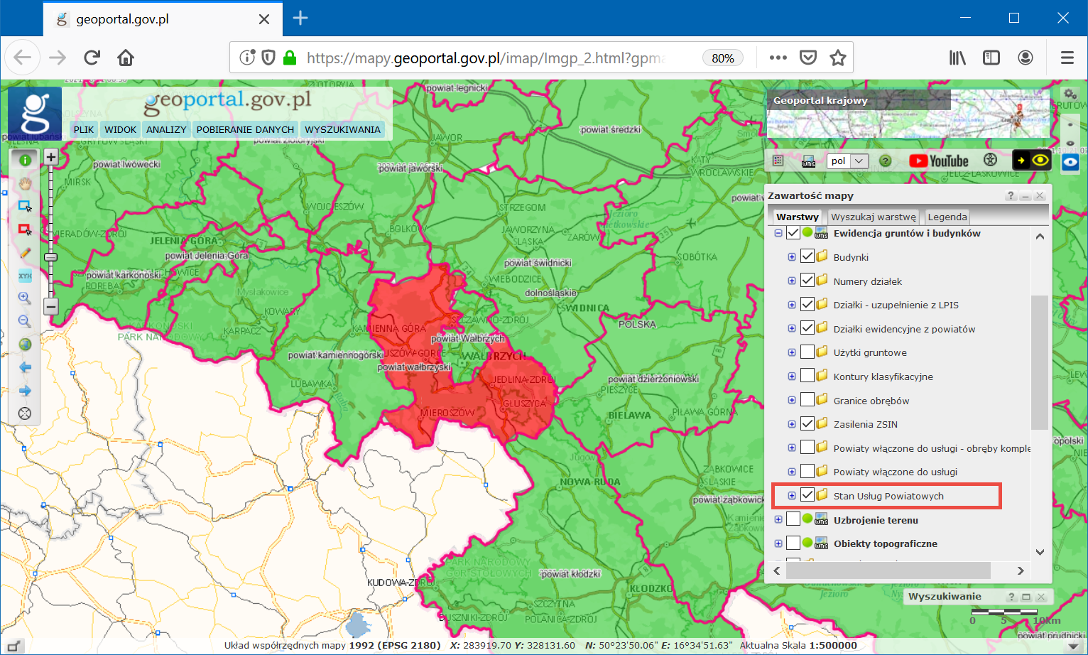 Zrzut z ekranu z serwisu www.geoportal.gov.pl z wyświetlonym stanem usług na fragmencie mapy Polski z zaznaczonym terenem, na którym usługi nie działają.