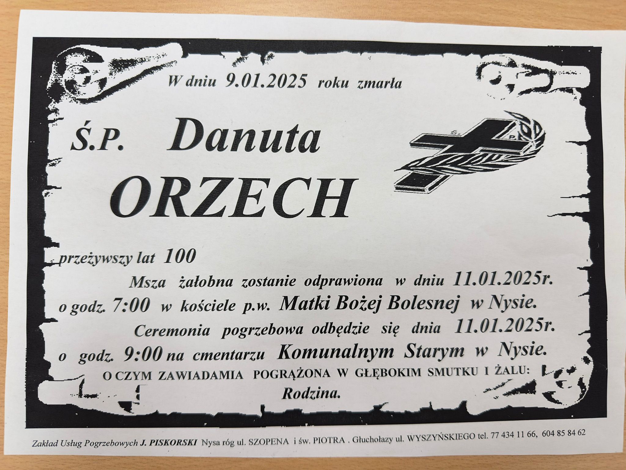 Klepsydra białe tło czarne obramowanie grafika położonego krzyża z ozdobnym liściem w dniu 9 stycznia 2025 zmarła świętej pamięci Danuta orzech przeszywy lat 100 prze żałobna zostanie odprawiona w dniu 11 stycznia 2025 o godzinie 7:00 w kościele pod wezwaniem Matki Bożej Bolesnej w Nysie ceremonia pogrzebowa Odbędzie się dnia 11 stycznia o godzinie 9:00 na cmentarzu komunalnym starym w Nysie o czym zawiadamia pogrążona w głębokim smutku i żalu rodzina pod spodem drobnym drukiem adres zakładu pogrzebowego Piskorski