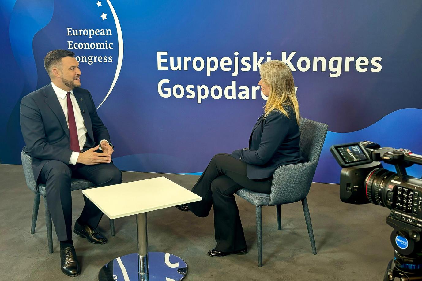 Wiceminister Adam Nowak udziela wywiadu podczas Europejskiego Kongresu Gospodarczego