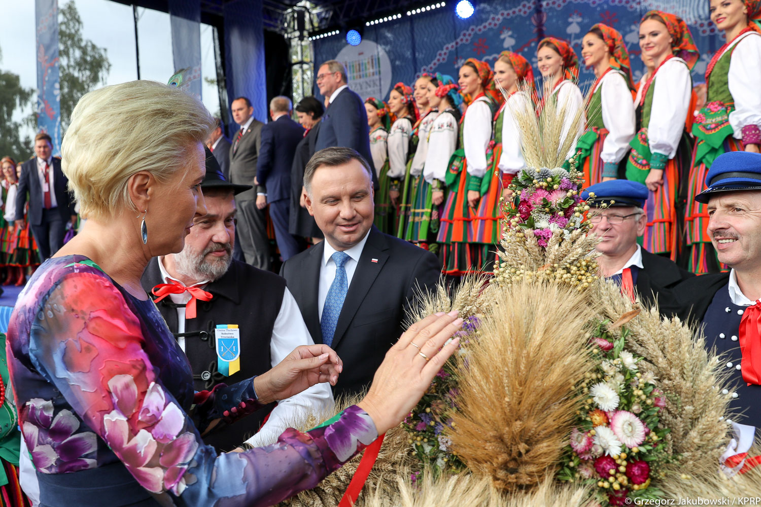 Para prezydencka oraz minister J. K. Ardanowski przy wieńcu dożynkowym