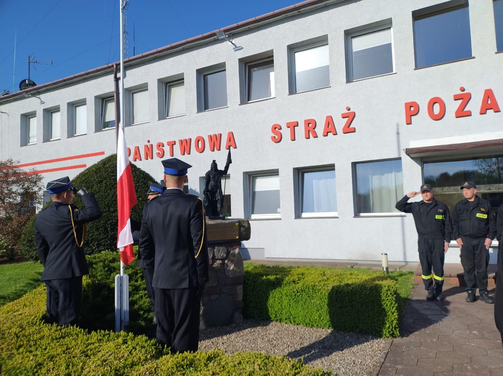 Uroczysta Zmiana Służby Z Okazji Dnia Flagi Rzeczypospolitej Polskie Komenda Powiatowa 4384