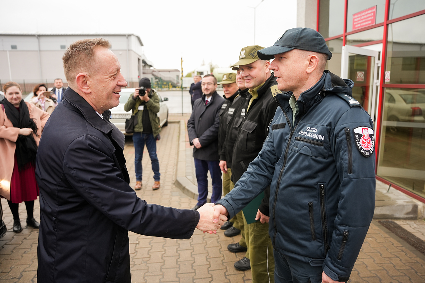 Minister Robert Telus wita się z funkcjonariuszami Służby Celno-Skarbowej (fot. MRiRW)