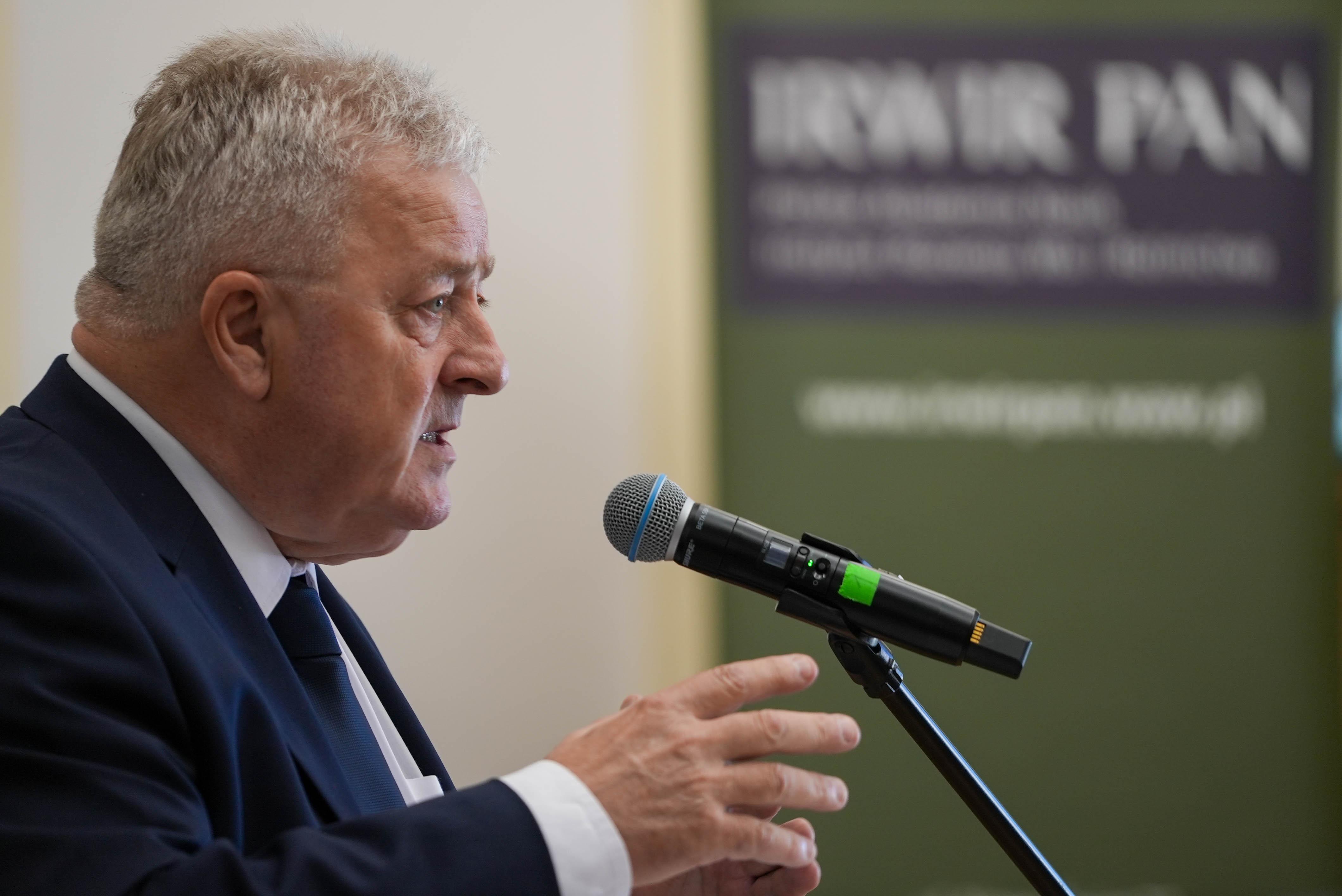 Minister rolnictwa Czesław Siekierski przed mikrofonem (fot. MRiRW)