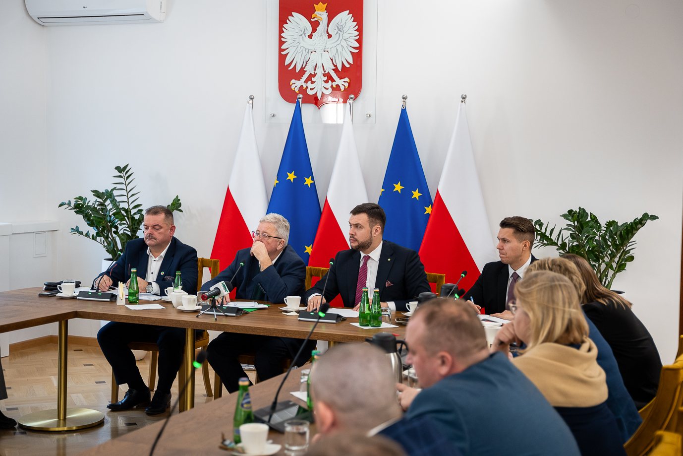 Minister Czesław Siekierski słucha wypowiedzi uczestników spotkania (fot. MRiRW)