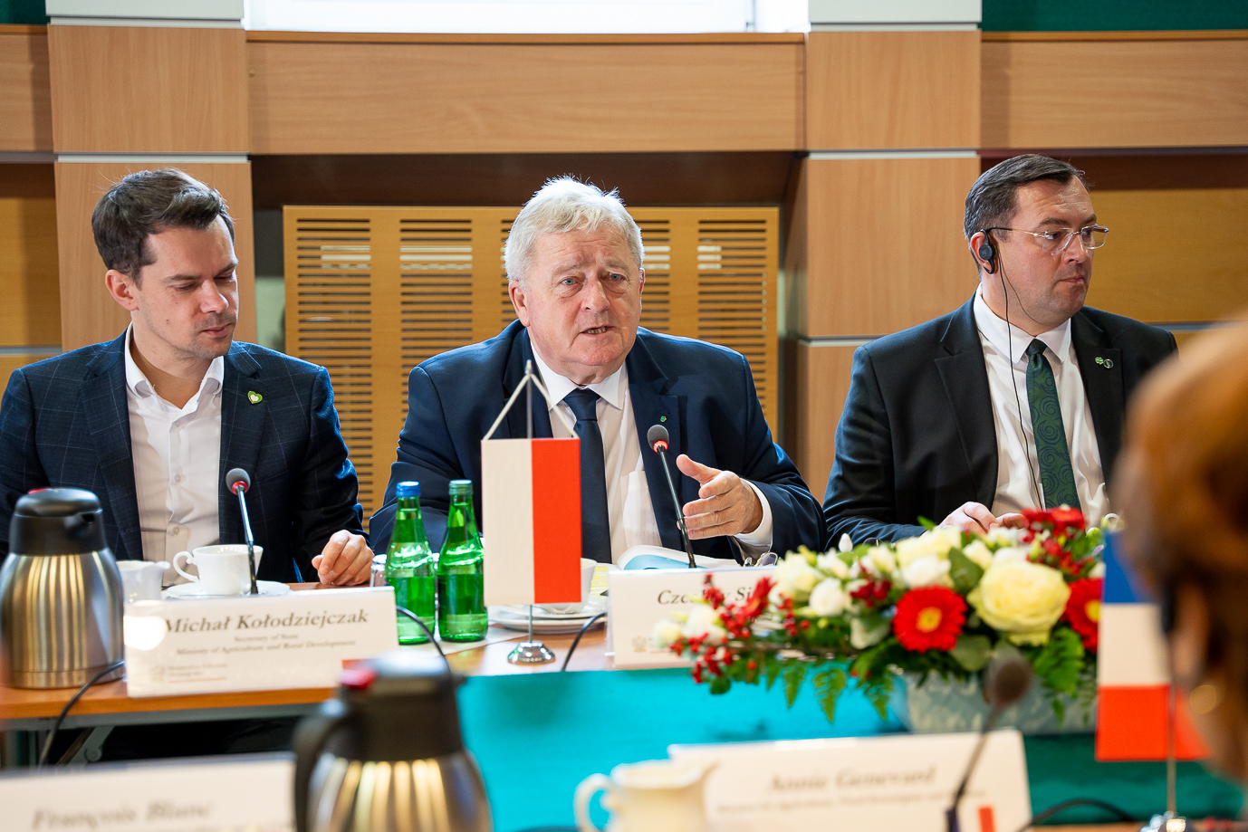 Od lewej: wiceminister Michał Kołodziejczak, minister Czesław Siekierski i wiceminister Stefan Krajewski podczas rozmów polsko-francuskich (fot. MRiRW)