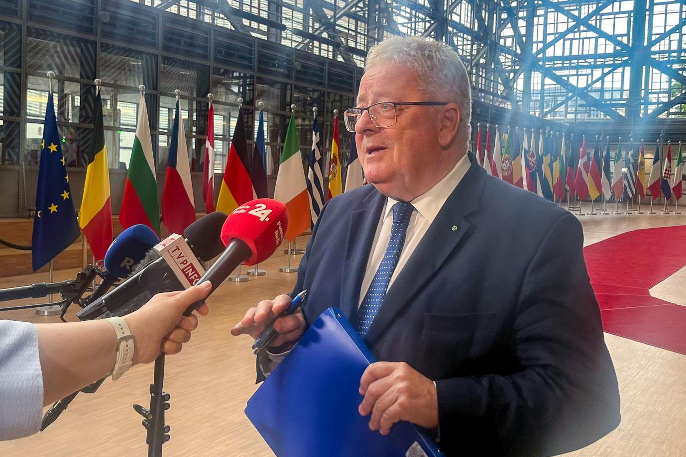 Minister Czesław Siekierski udziela wywiadu mediom