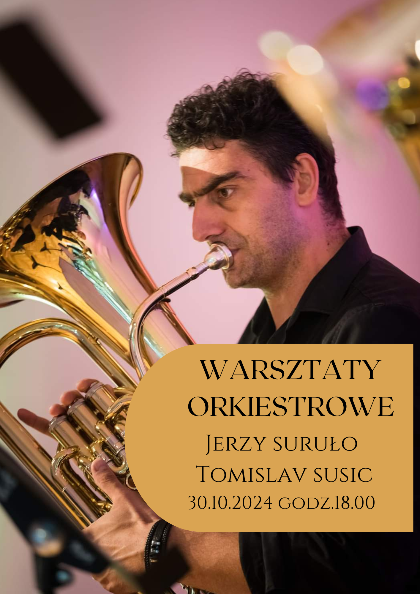 Plakat na tle zdjęcia muzyka z instrumentem dętym i napisem WARSZTATY ORKIESTROWE JERZY SURUŁO TOMISLAV SUSIC 30.10.2024 godz. 18:00