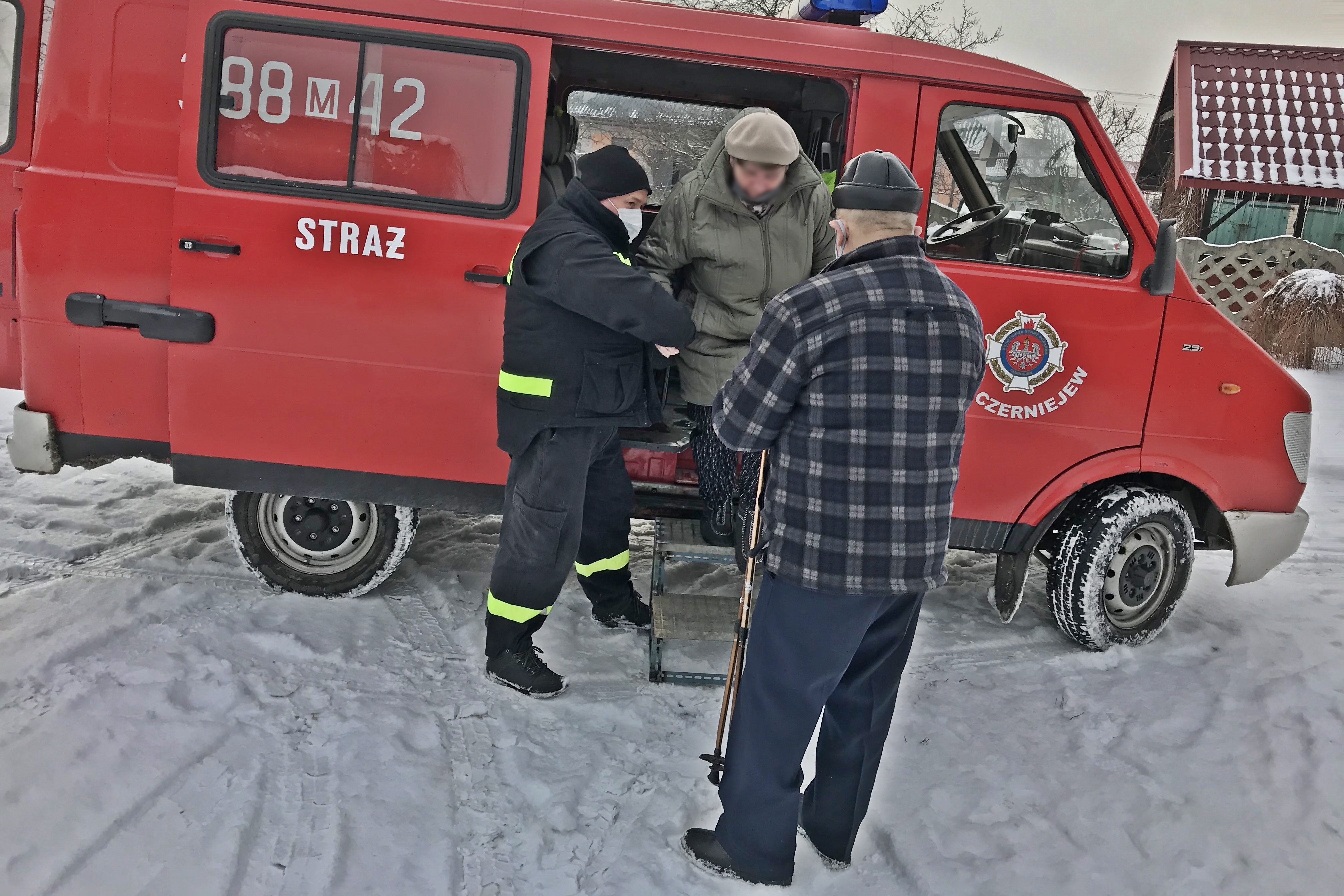 Strażacy z OSP Czerniejew pomagają osobom starszym w transporcie na szczepienie, w ramach akcji #SzczepimySię.