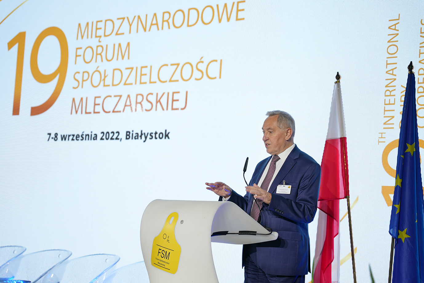 Wicepremier Henryk Kowalczyk podczas wystąpienia na Forum stoi przy mikrofonie