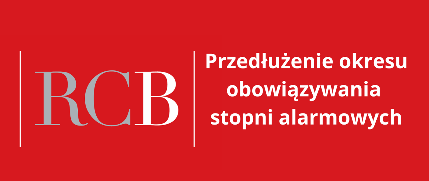 na czerwonym kwadracie białe napisy informujące o przedłużeniu okresu obowiązywania stopni alarmowych, wielkie litery od lewej "RC" w kolorze szarym