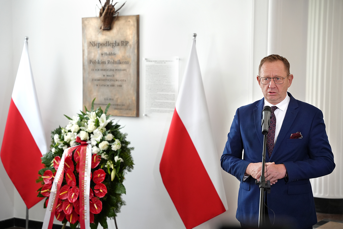 Minister Rober Telus podczas wystąpienia przy tablicy upamiętniającej Męczeństwo Wsi Polskiej (fot. MRiRW)