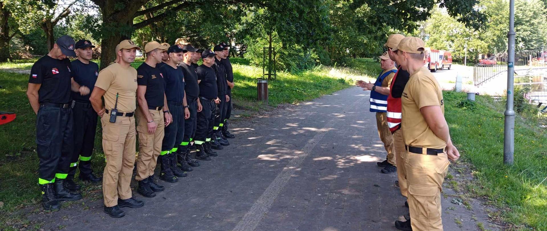 Strażacy podczas ćwiczeń.