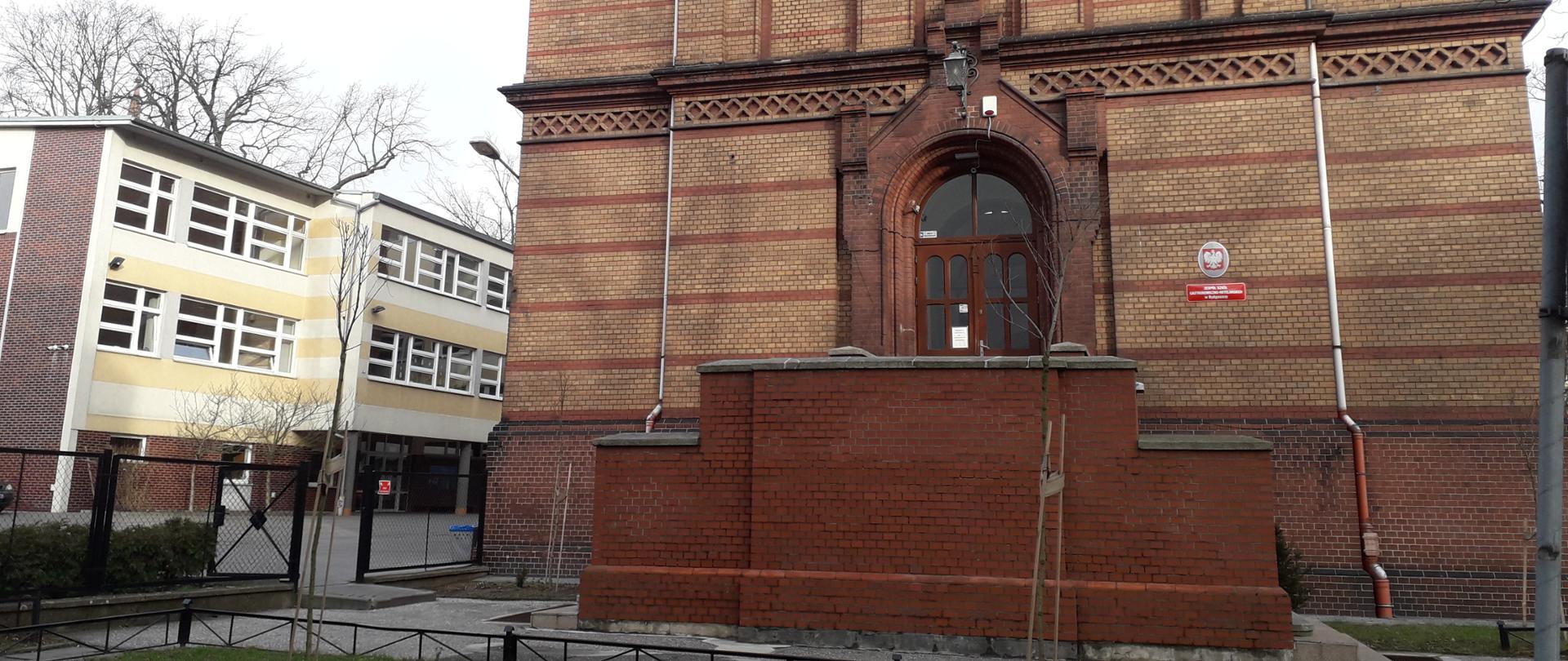 Zdjęcie przedstawia wejście do budynku Zespołu Szkół Gastronomiczno-Hotelarskich w Bydgoszcz