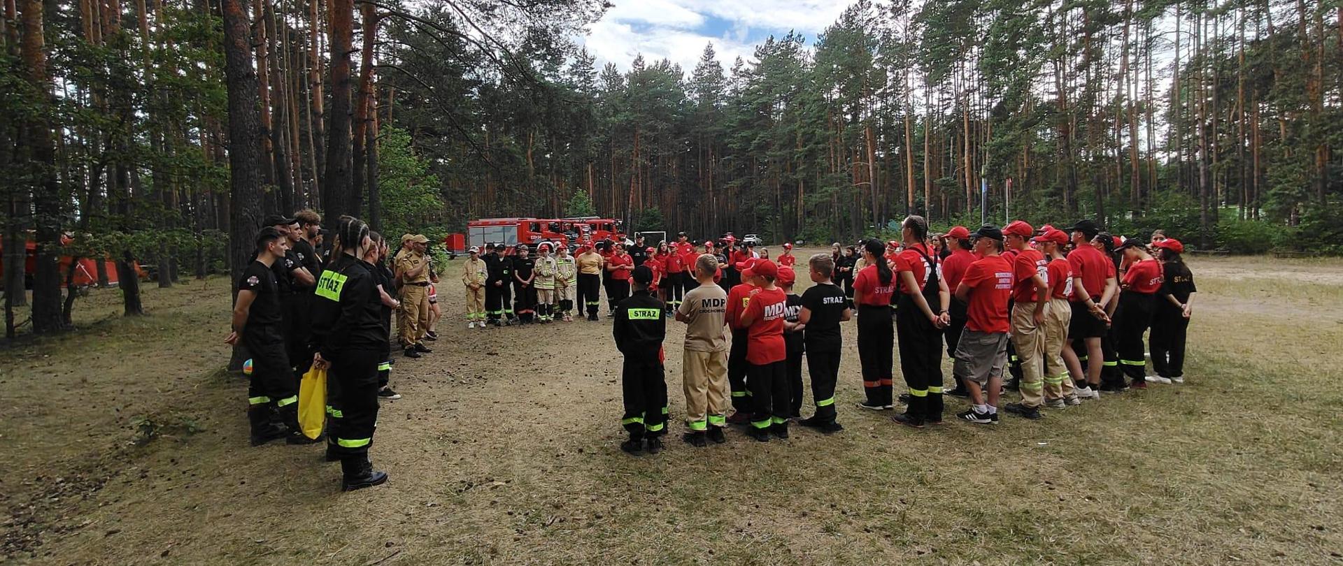 Wizytacja obozu młodzieżowych drużyn pożarniczych w Kokotku przez funkcjonariuszy Państwowej Straży Pożarnej
