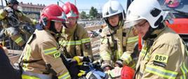 Na zdjęciu strażacy podczas ewakuacji poszkodowanego na desce ortopedycznej.