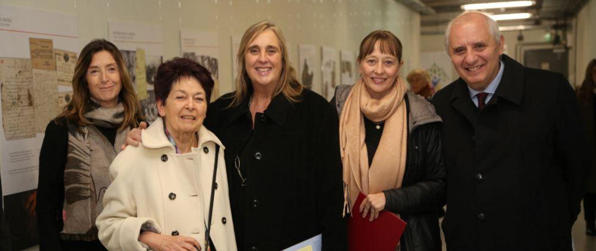 En la foto de la Lic. Cecilia Cavanagh, directora del Pabellón de las Bellas Artes, Helene Gutkowski, la sobreviviente de la Shoa, Maria Fabiana Loguzzo, Embajadora Representante Especial para la lucha contra el antisemitismo y jefa de delegación ante la International Holocaust Remembrance Alliance (IHRA), Aleksandra Piątkowska, la Embajadora de Polonia en Argentina y profesor Marco Gallo, director de Catedra Pontificia de UCA. 