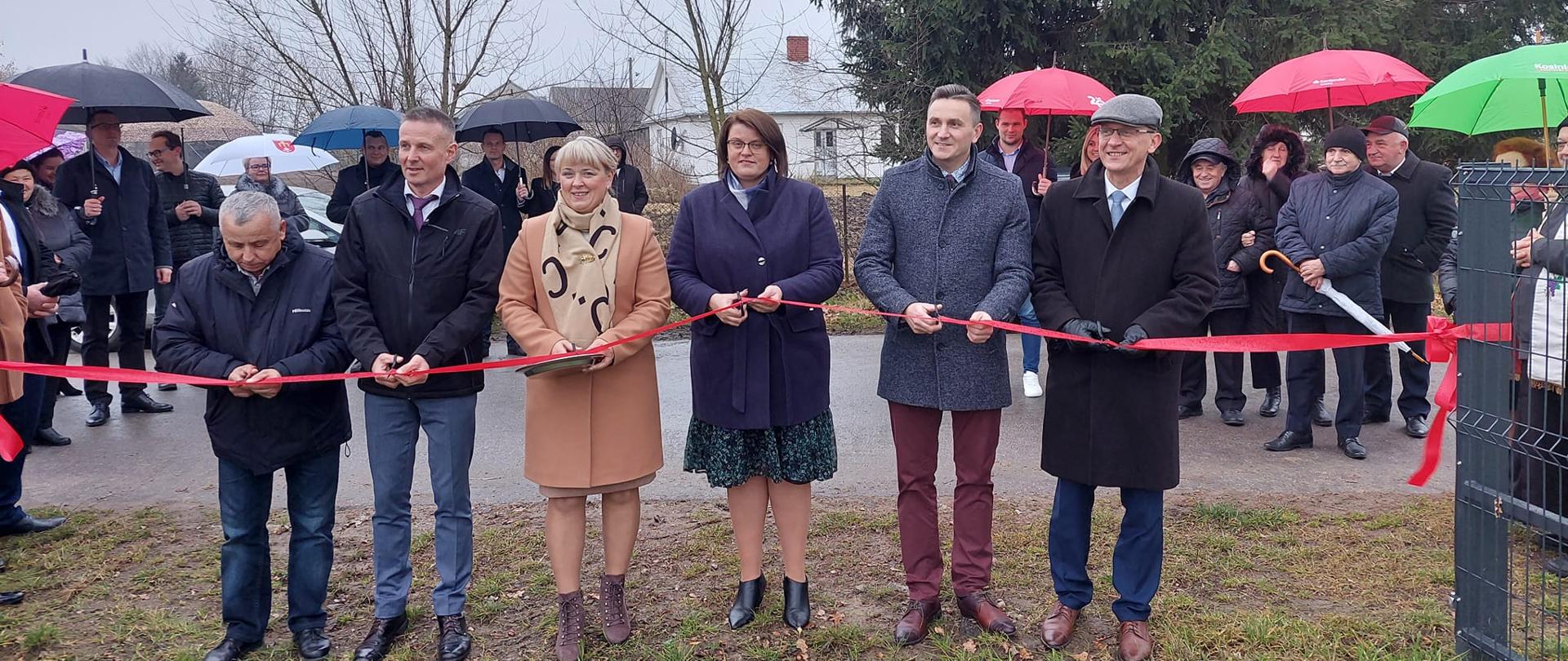 Na zdjęciu znajduje się sześć osób, które przecinają czerwoną wstęgę 