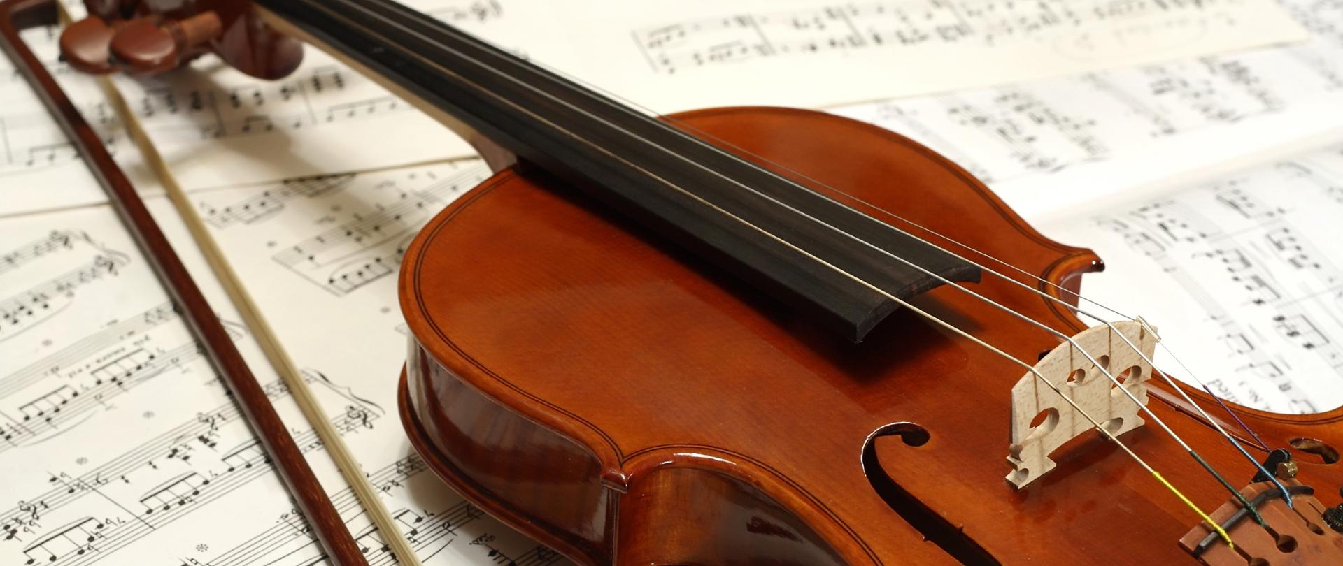 Detail of a beautiful violin with the old score