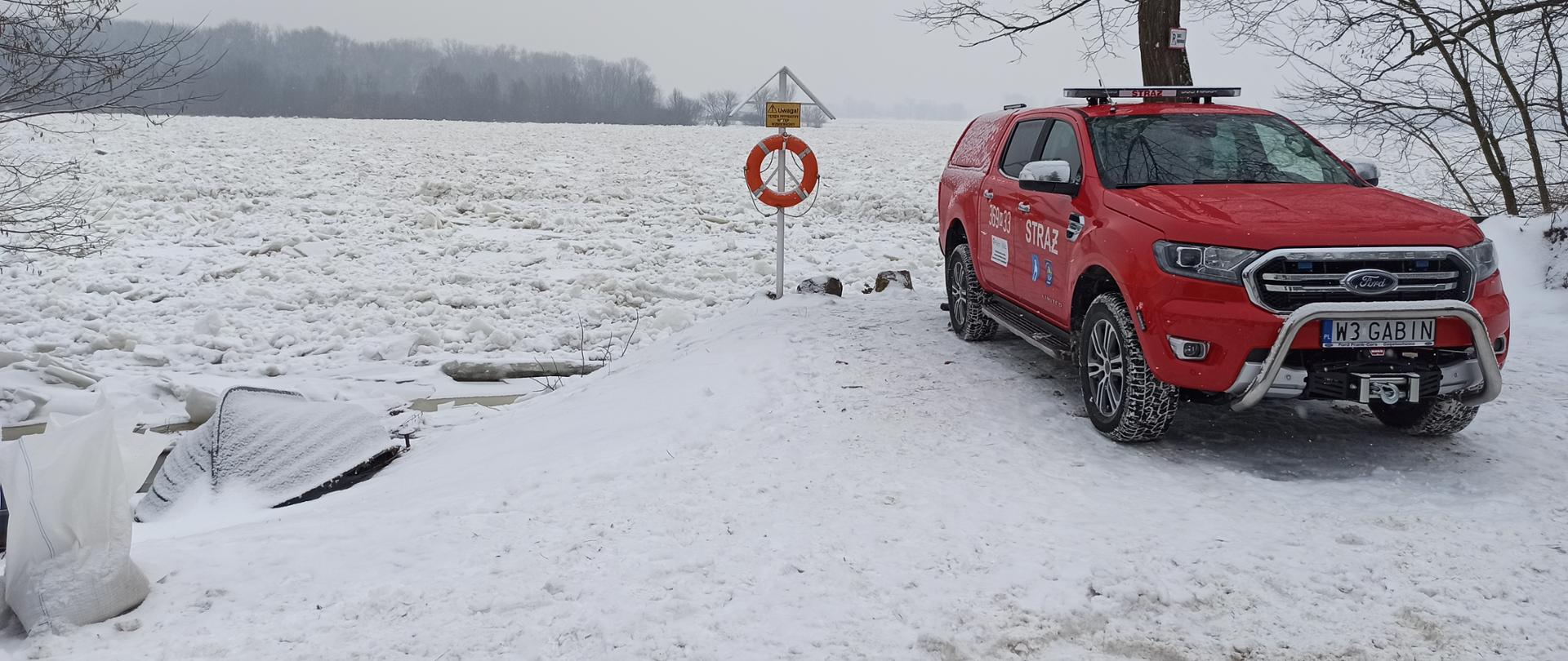 Zdjęcie przedstawia zator lodowy na rzece Wiśle w powiecie płockim