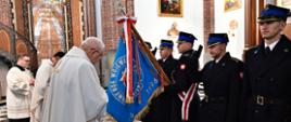 celebransi mszy świętej witający strażacki sztandar 